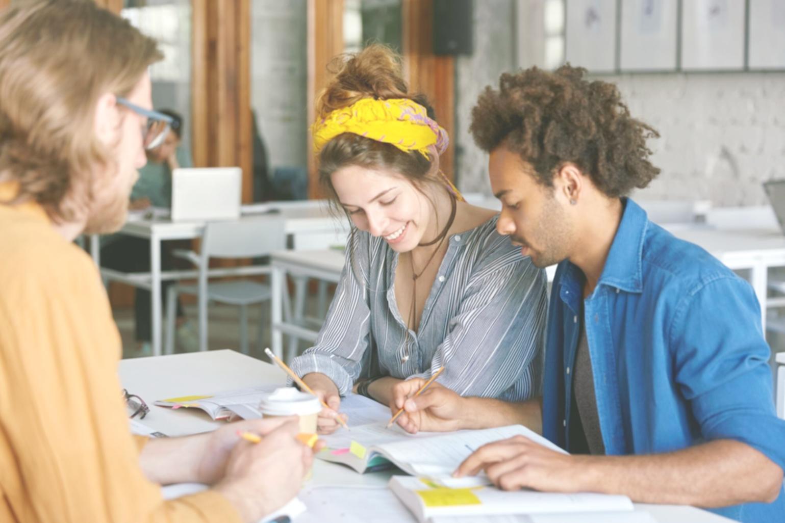 Séance de mentorat en groupe avec discussion interactive